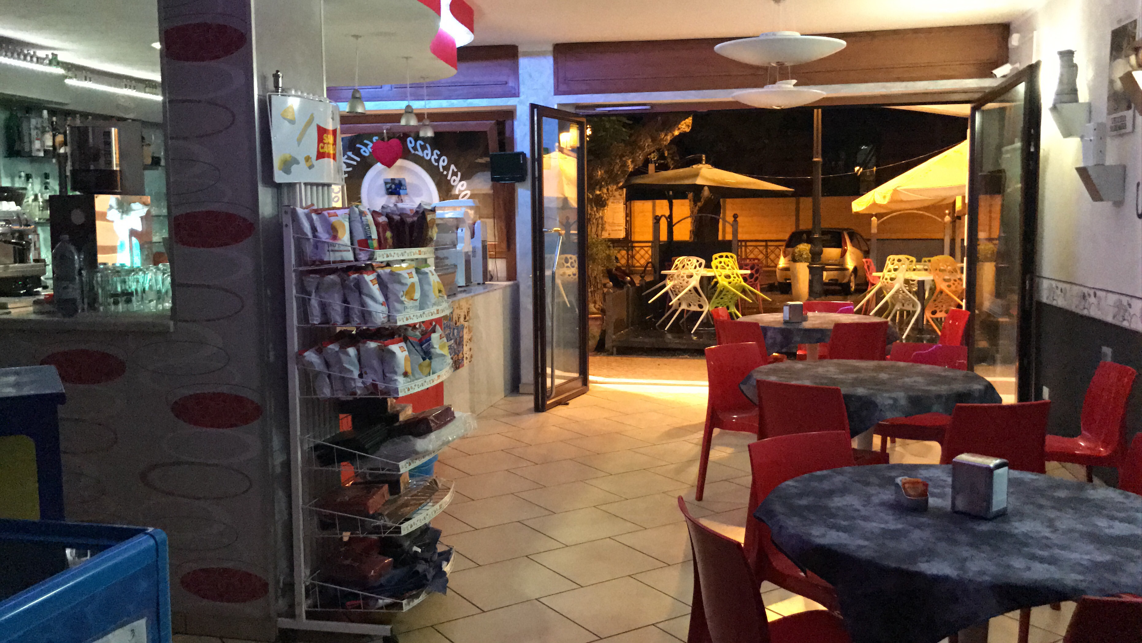 Il bar di famiglia — tavoli vuoti la sera