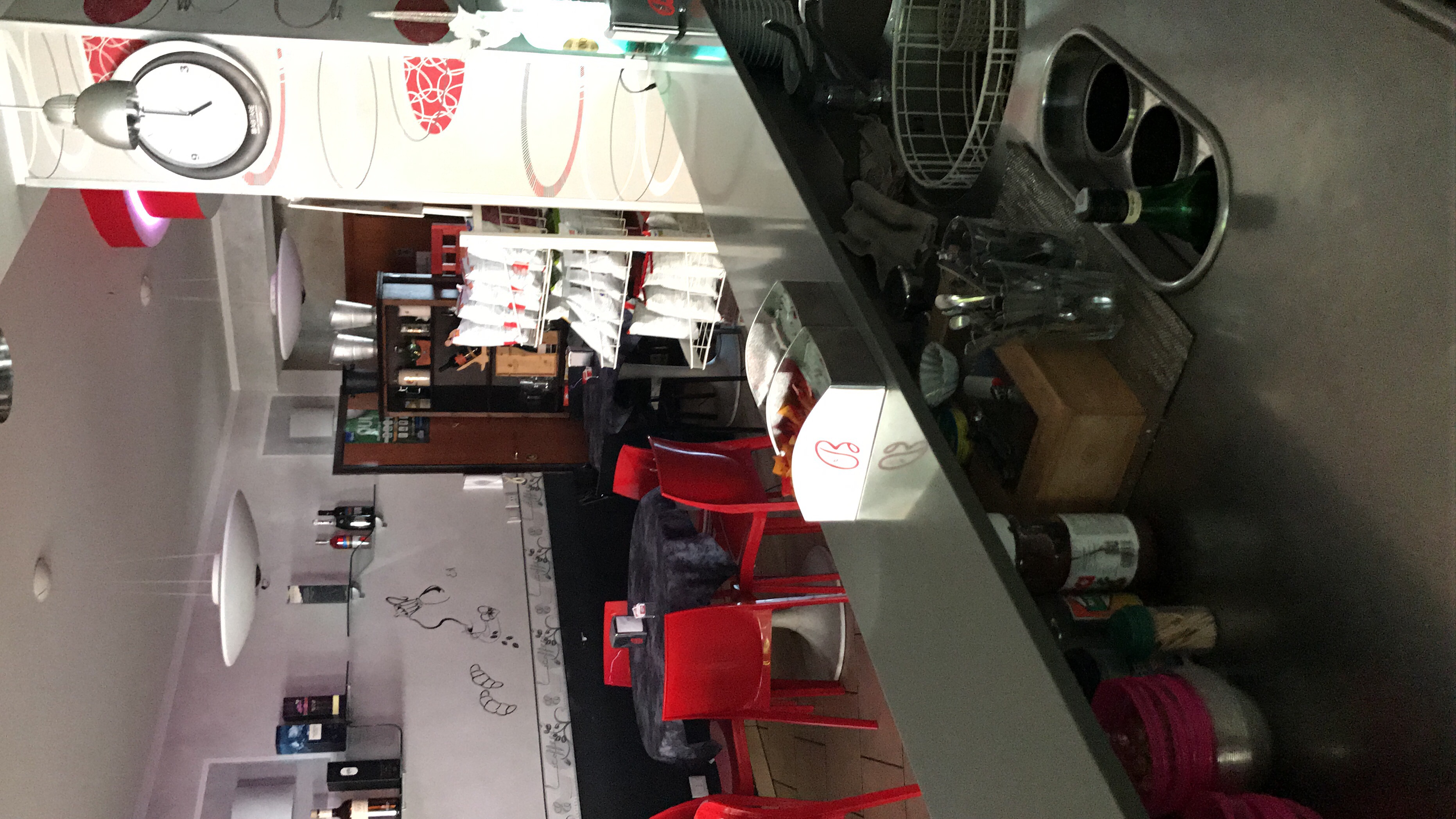 Bancone del bar con la sala vuota